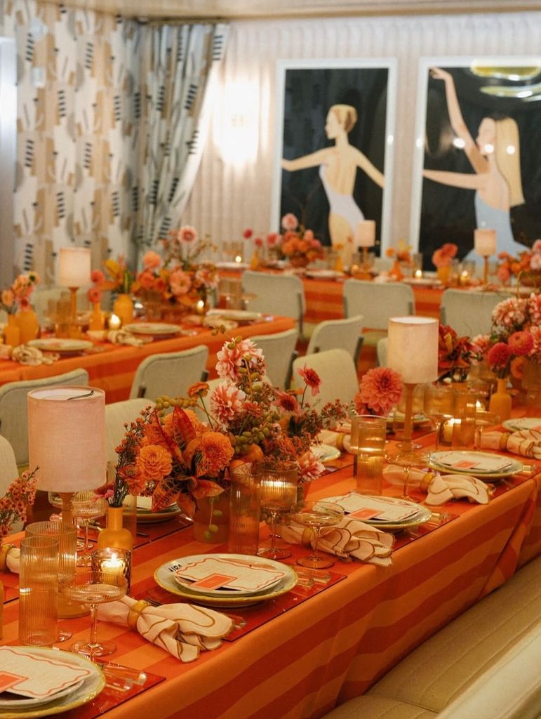 Decoración de bodas en naranja mesas interior