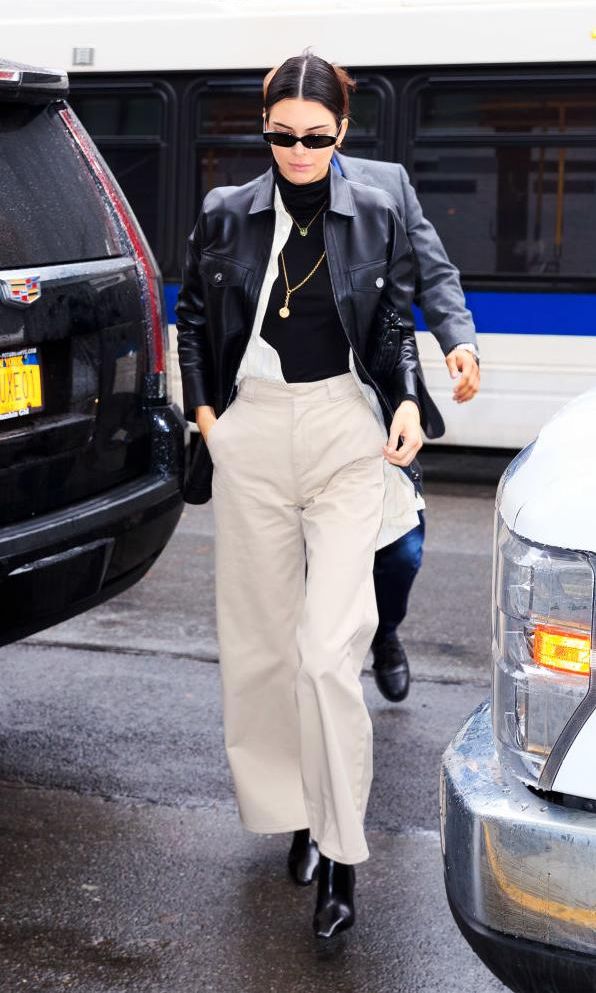 kendall jenner con worker wide leg pants lentes de sol y leather jacket