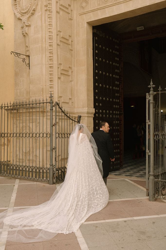 Blanca, con velo de y vestido de novia convertible con capa de Ana Herrero de Tejada