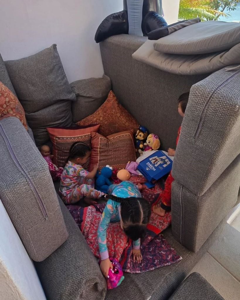 Los tres hijos de la actriz jugando a la casita.
