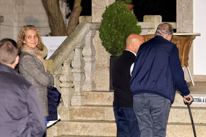 El rey Juan Carlos y la infanta Elena entran al restaurante