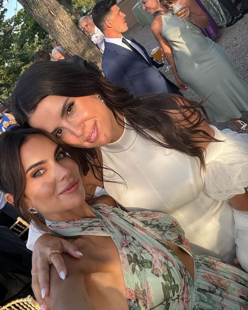 Melissa Jiménez posa con Lorena López en su boda con Cristian Tello
