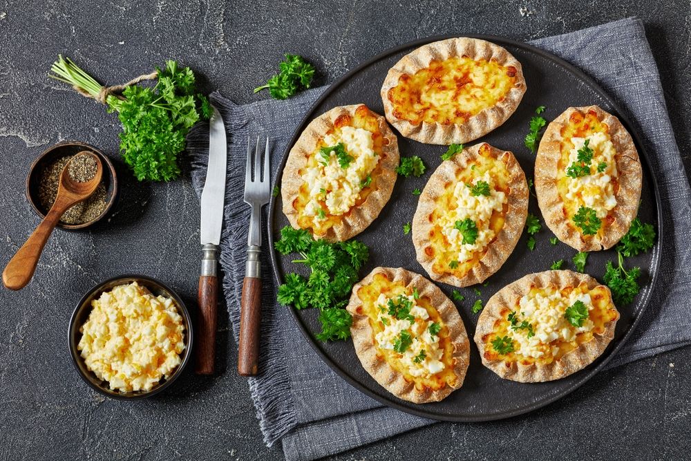 Karjalanpiirakka: Estas pequeñas empanadillas de Carelia se elaboran con masa de centeno y un cremoso relleno de arroz.