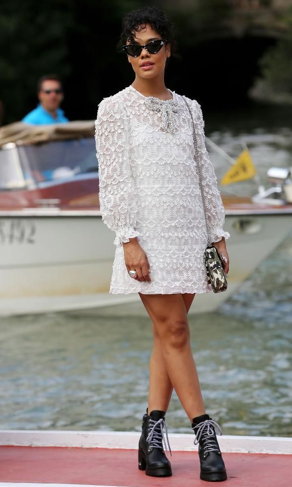 Tessa Thompson con vestido y botas de combate