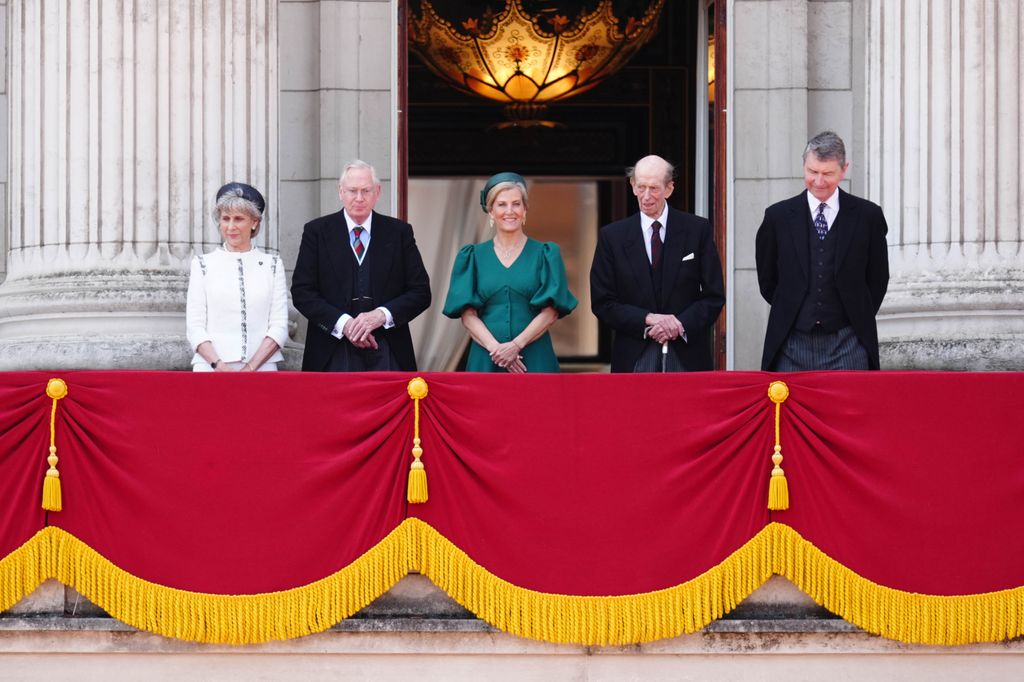 La duquesa de Edimburgo, los duques de Gloucester, el duque de Kent y Sir tim Laurence en el Trooping the Colour 2025