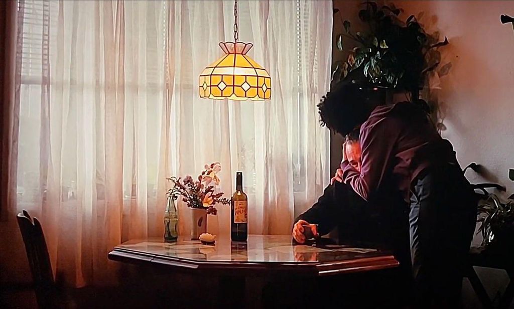 Fotograma de la película 'Una batalla tras otra' donde sale el vino español Los Conejos Malditos.