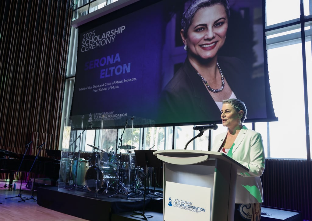 Serona Elton, Vicedecana Interina y Directora del Programa de la Industria Musical en la Frost School of Music, habla en el escenario en la Ceremonia de Becas de la Fundación Cultural Latin GRAMMY en el Knight Center for Music Innovation en la Frost School of Music de la Universidad de Miami el 13 de agosto 2025.
