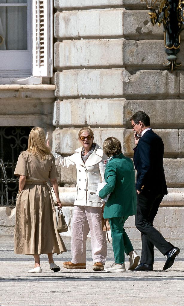 Hola 4166. Marie Chantal y Pablo de Grecia en Madrid. Ágatha Ruiz de la Prada. Lady Elena Foster. Simoneta Gómez-Acebo y Chantal Hochuli.