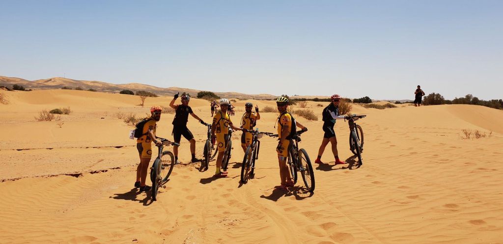 El equipo de Cris contra el Cáncer en la Titan Desert, en el desierto del Sáhara