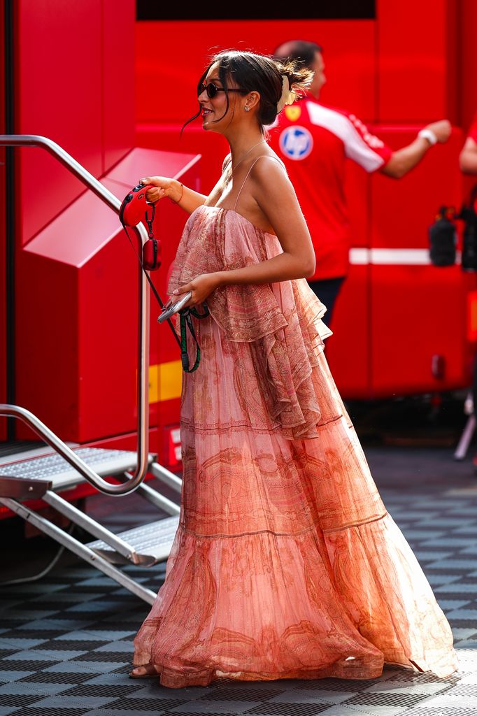 Alexandra Leclerc con look de embarazada en el paddock de la Fórmula 1 en el Gran Premio de Hungría, 2026.