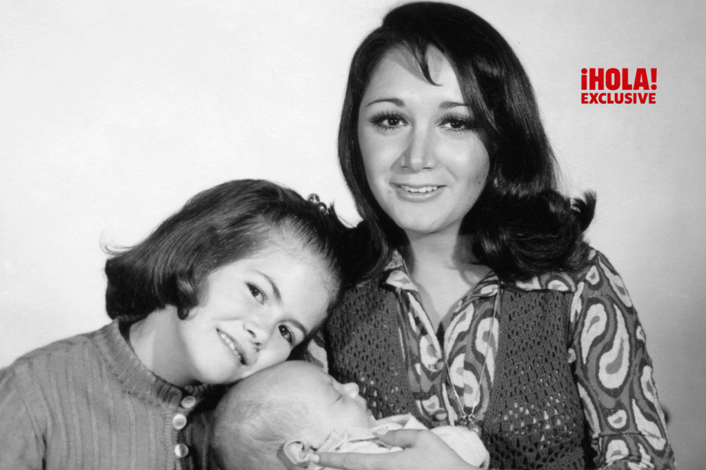María Antonieta de las Nieves con sus hijos Gabriel y Verónica Fernández.