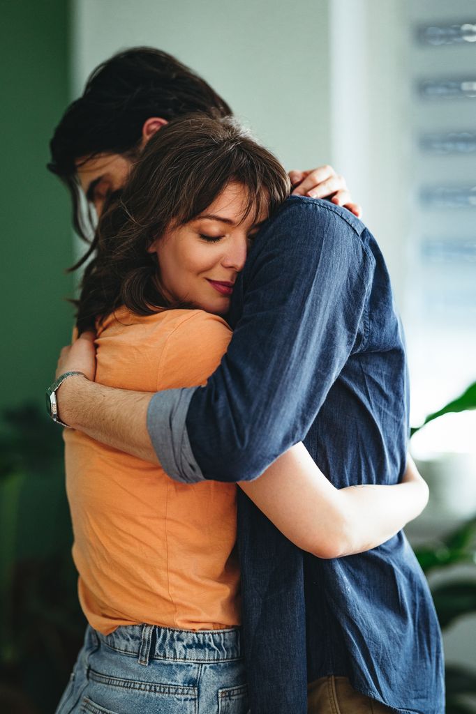 pareja abrazo