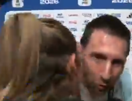 El beso entre Messi y Sofi Martínez