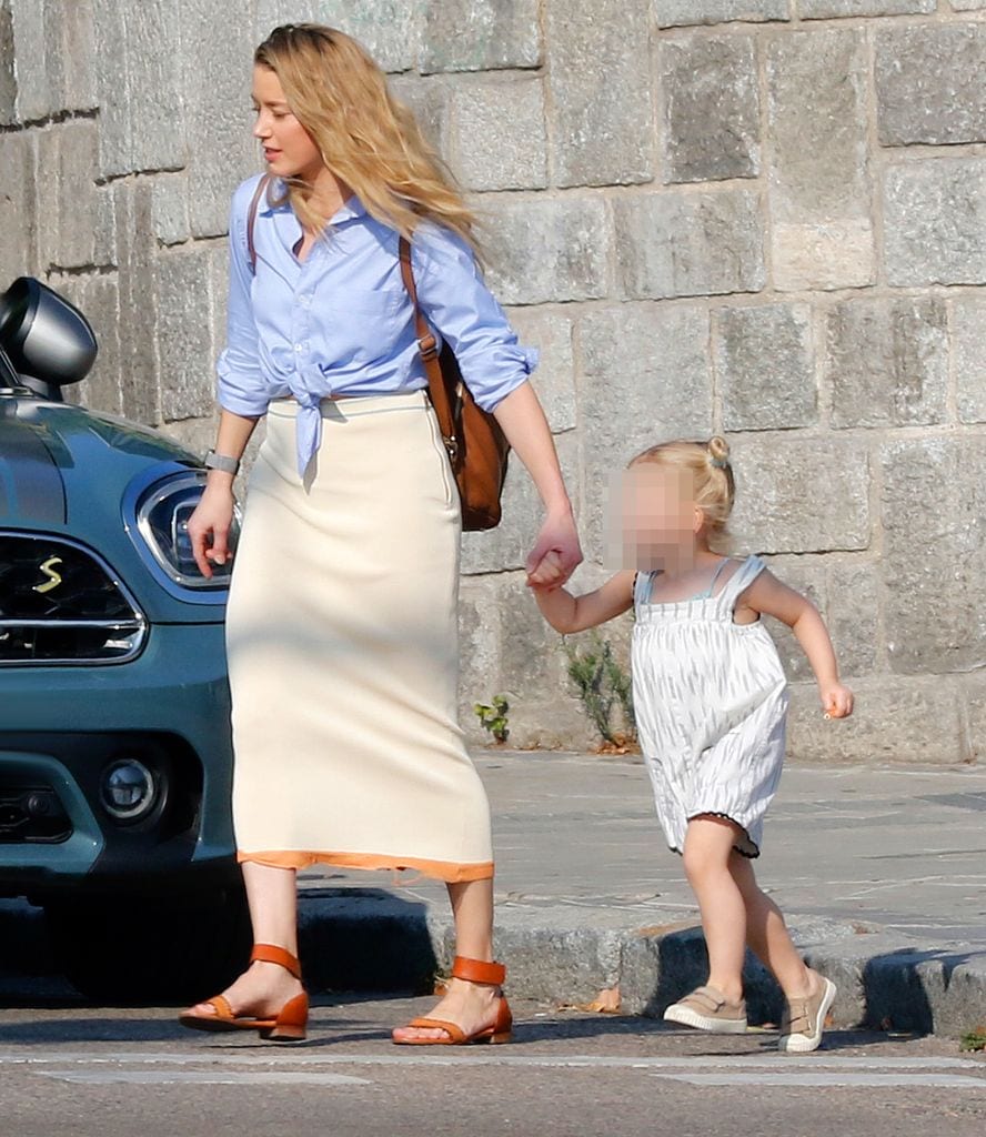 Amber Heard pasea junto a su hija, Oonagh Paige, por la calle, a 23 de septiembre de 2024, en Madrid