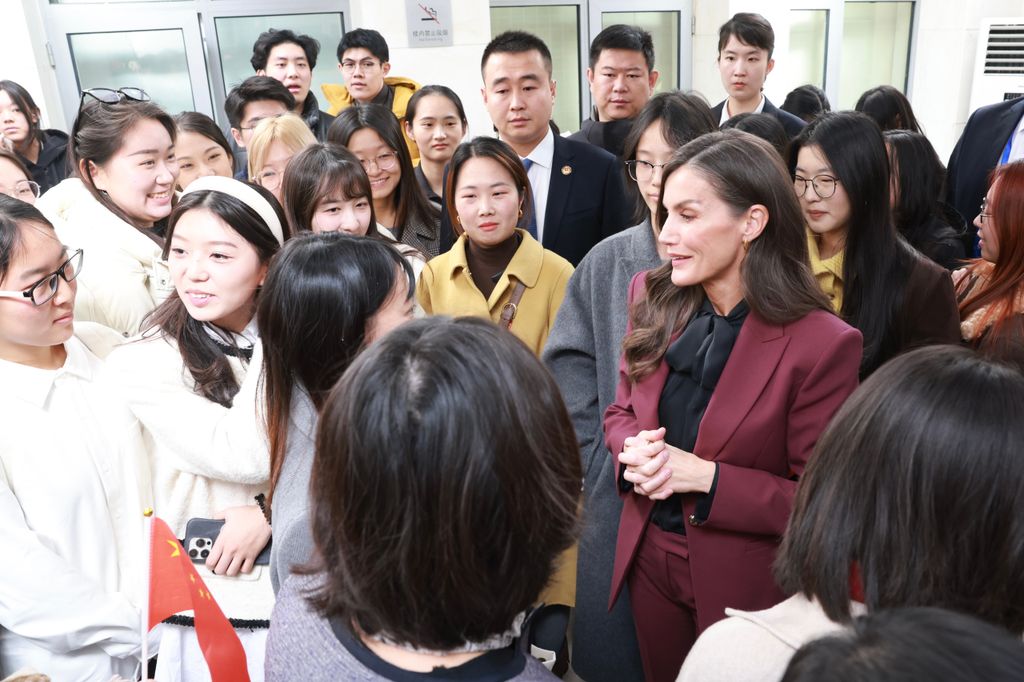 La reina Letizia en la Universidad de Estudios extranjeros de Pekín