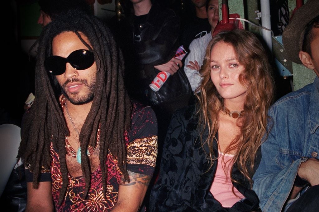 Lenny Kravitz y Vanessa Paradis asisten al desfile de Jean Paul Gaultier Ready to Wear Primavera/Verano 1995, en el marco de la Semana de la Moda de París, el 14 de octubre de 1994 en París, Francia. (Foto de Stephane Cardinale/Sygma vía Getty Images)