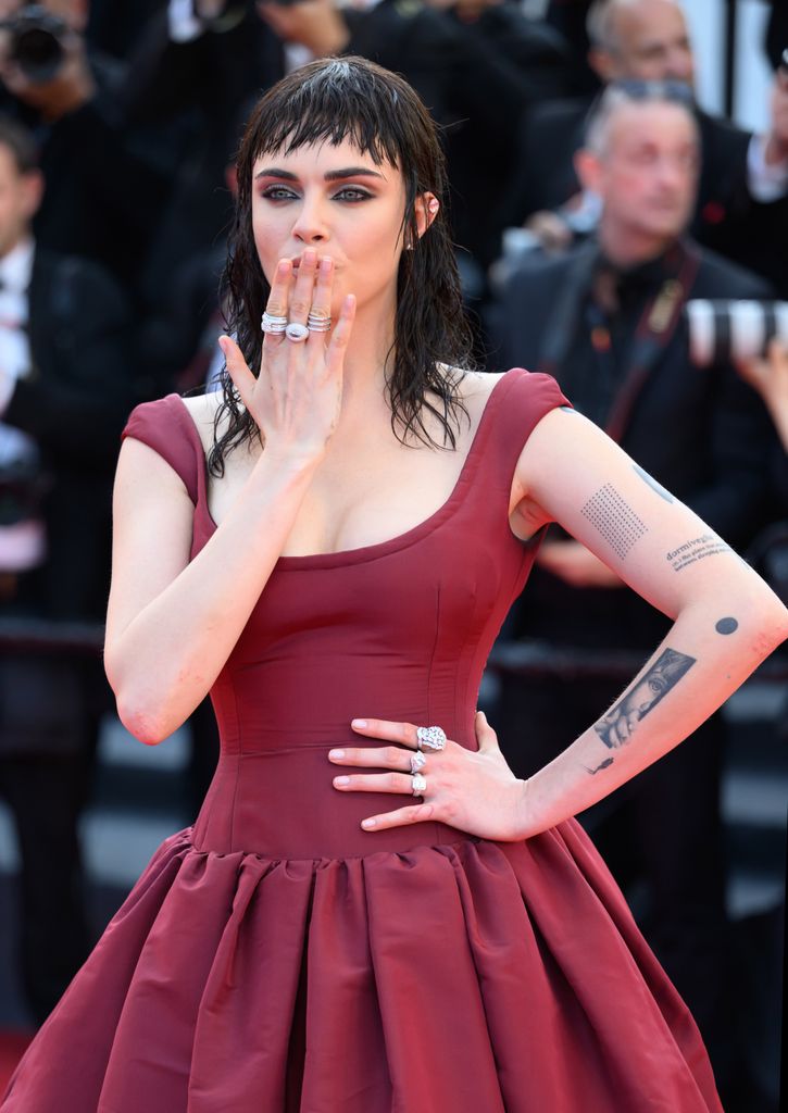 Cara Delevingne lució casi irreconocible en Cannes. 