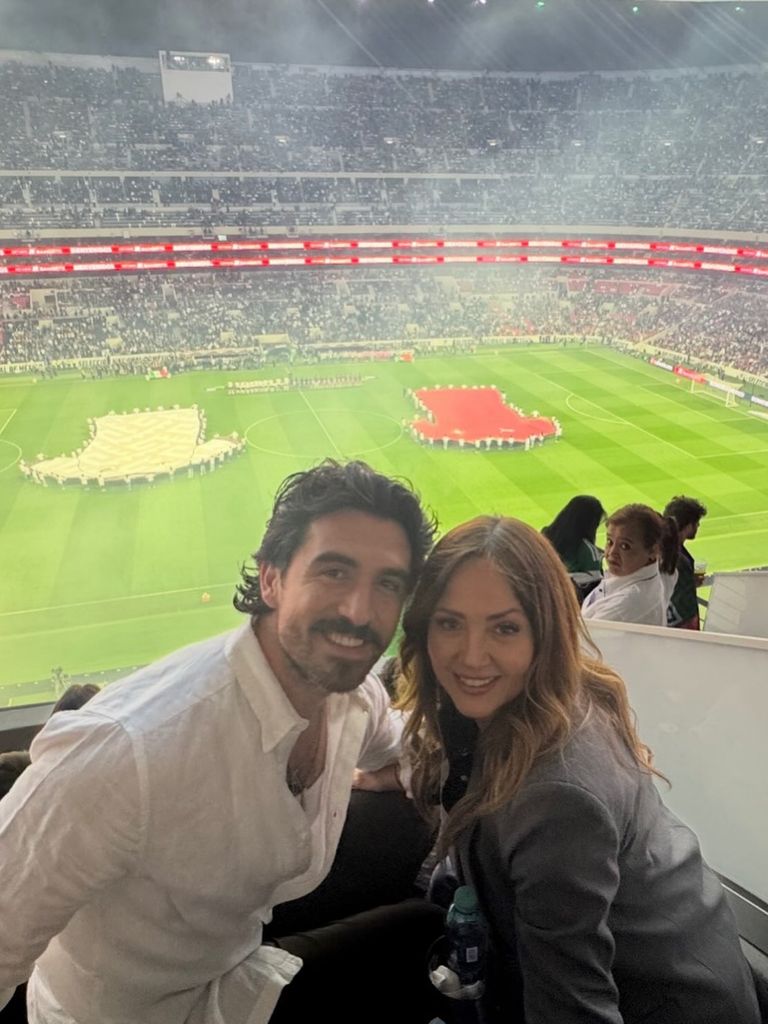Andrea Legarreta y su novio Luis Carlos Origel son apasionados del fútbol.