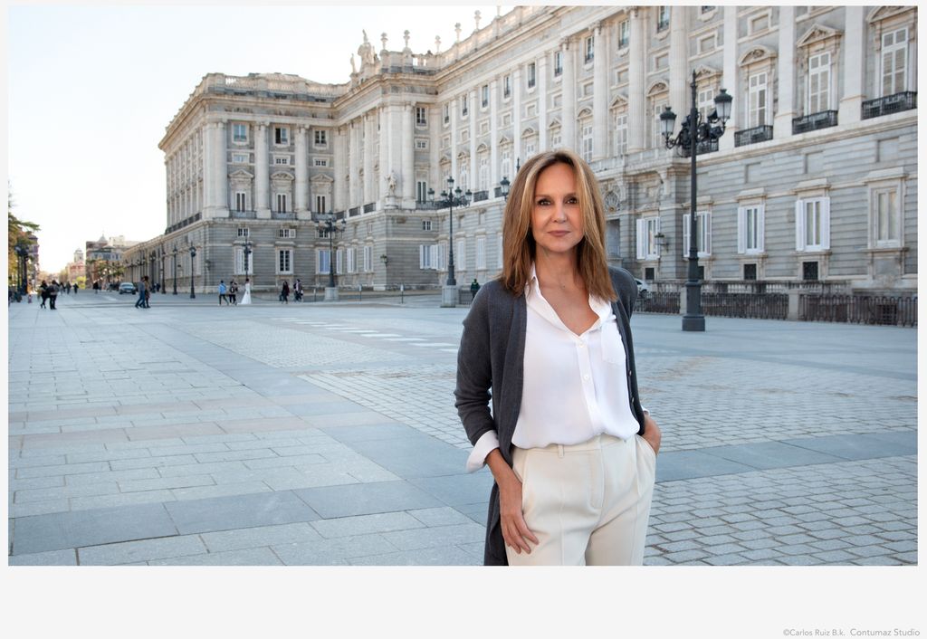 María Dueñas nos presenta 'Por si un día volvemos':