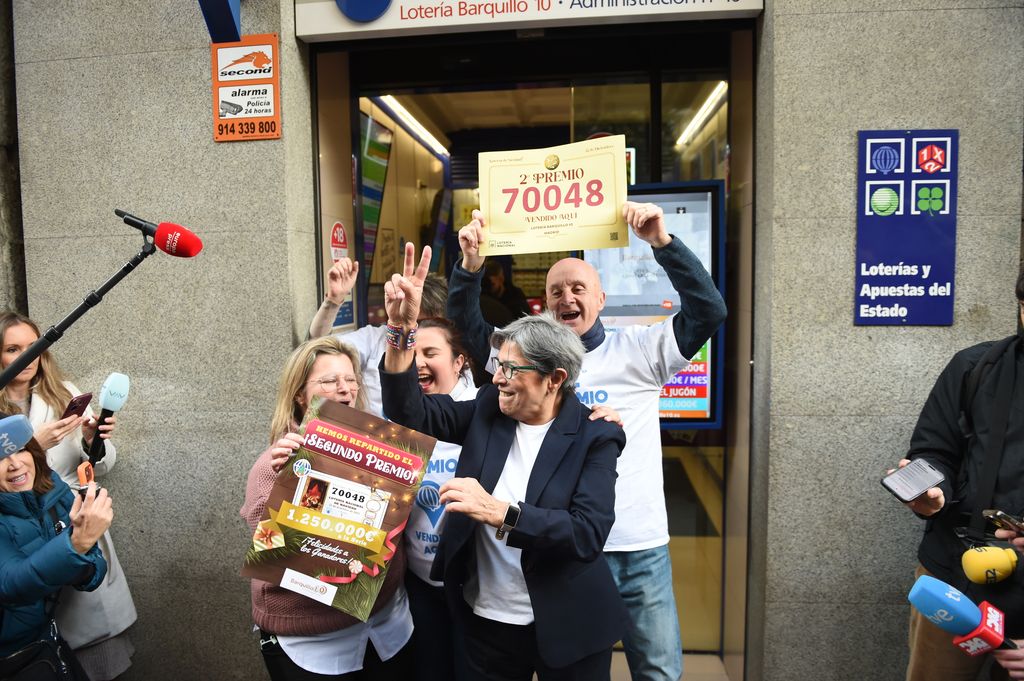 El segundo premio de la Lotería de Navidad ha caído íntegramente en Madrid, repartiendo 125.000 euros por décimo entre los afortunados