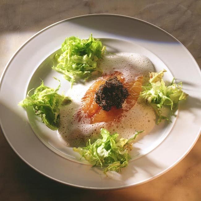 Salmón ahumado salvaje con caviar en salsa de champán