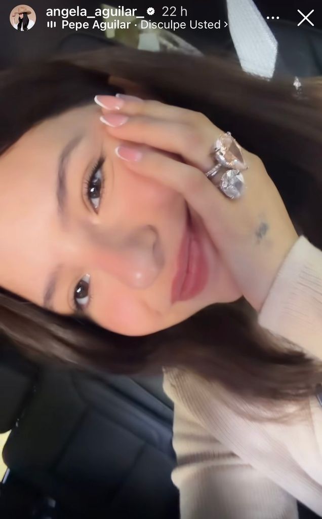 Ángela Aguilar se dejó ver enamorada con las joyas que su esposo le ha regalado.