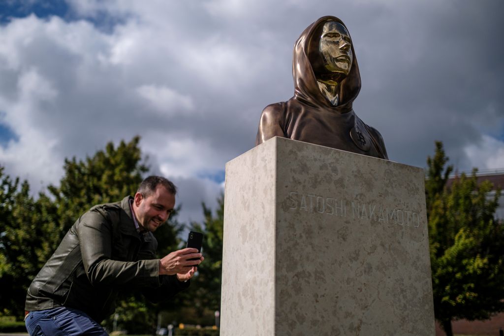 Estatua de Satoshi Nakamoto, el seudónimo atribuido al creador de Bitcoin, en el parque Graphisoft de Budapest, inaugurada el 22 de septiembre de 2021. Sus autores, Réka Gergely y Tamás Gilly, diseñaron un rostro anónimo, ya que la identidad real de Nakamoto sigue sin confirmarse