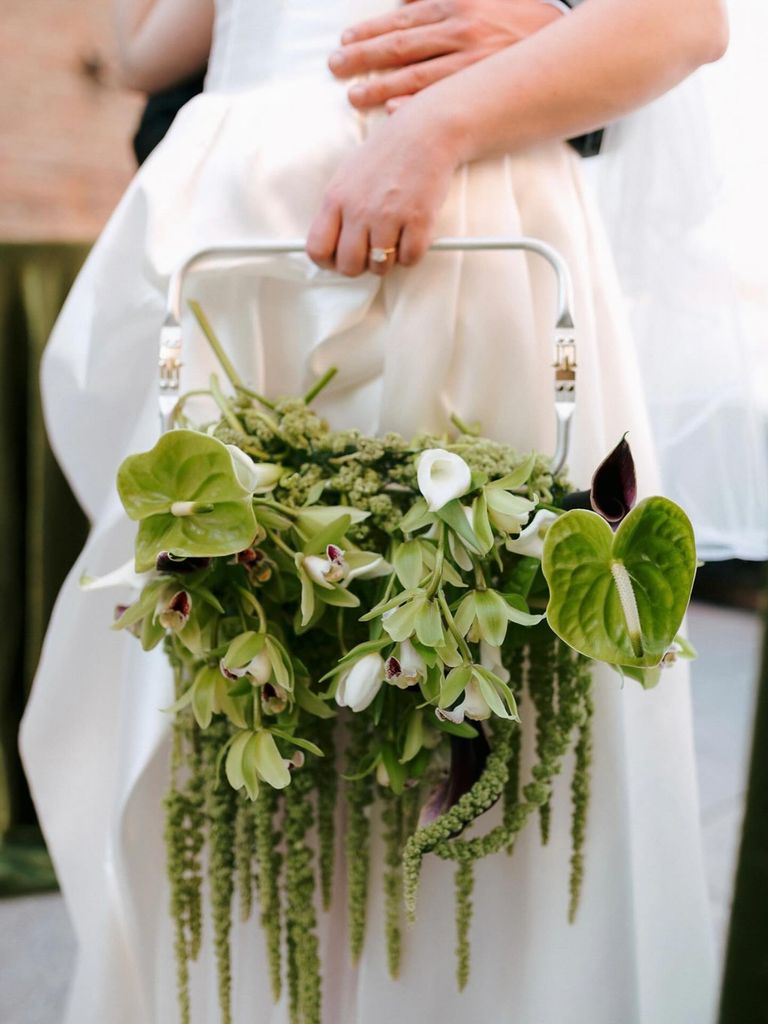 Bolsos de flores como ramos de novia en verde