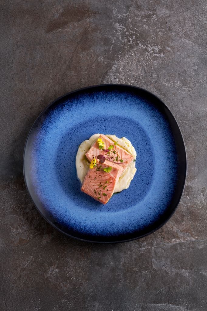 Salmón al vapor de hierbas con crema agria y aceite de cebollino