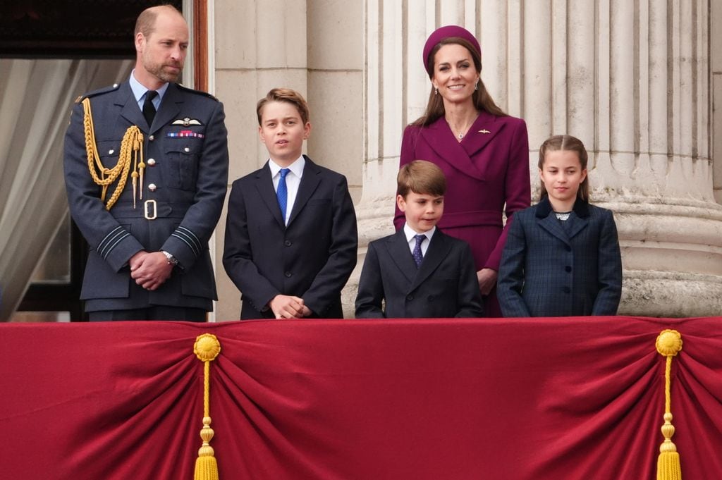 El príncipe Guillermo, Kate Middleton y sus tres hijos en los actos con motivo del 80 aniversario del fin de la Segunda Guerra Mundial 