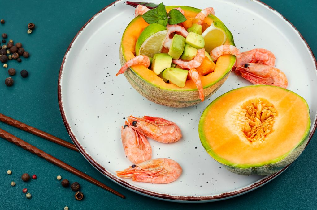 Las cenas con frutas de temporada e ingredientes como el marisco son perfectas para combatir el calor.