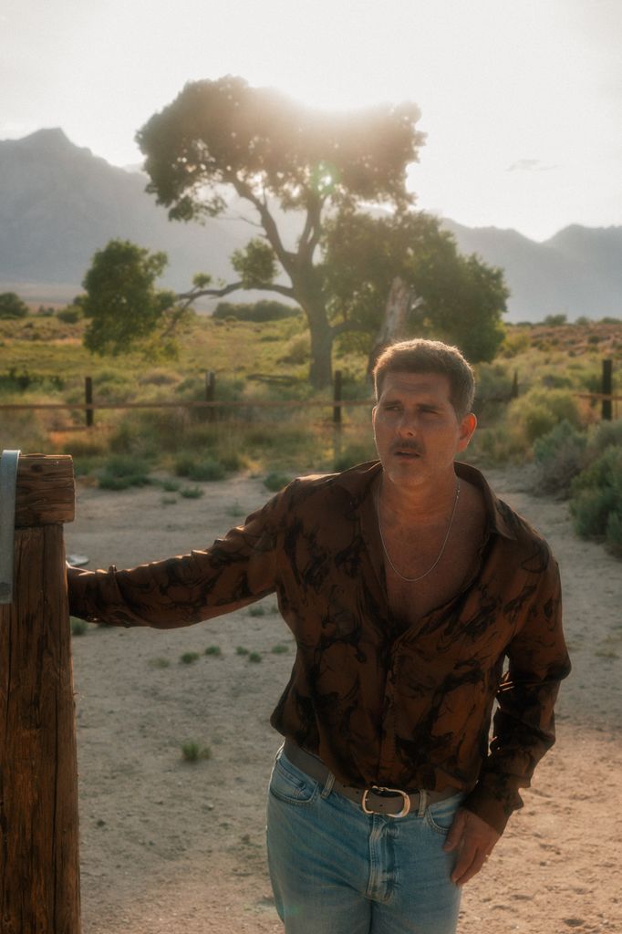 Christian dirigió la propuesta visual que acompaña su álbum 'Así Es La Ley'.