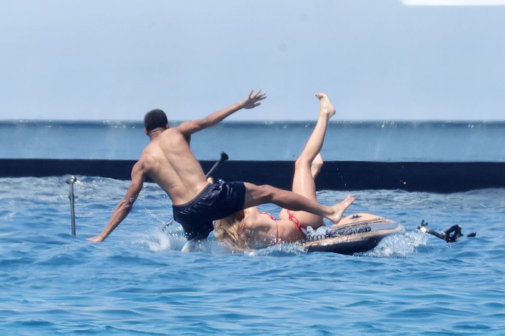 Ester y Kylian terminaron en el agua al caer de la tabla.