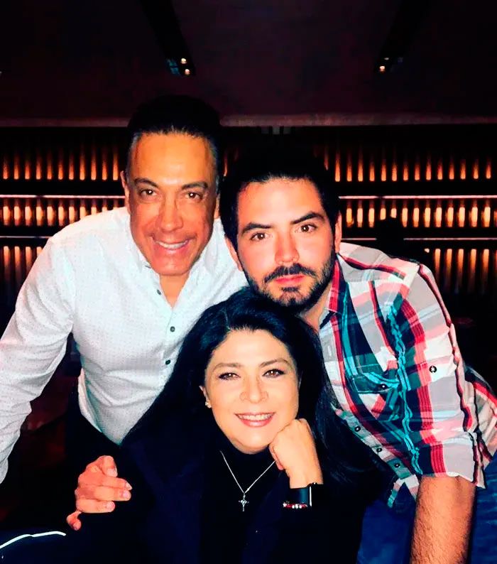 Victoria Ruffo, José Eduardo Derbez y Omar Fayad