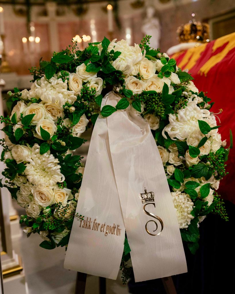 Corona de flores de la reina Sonia en el féretro de su marido. "Gracias por una vida maravillosa"