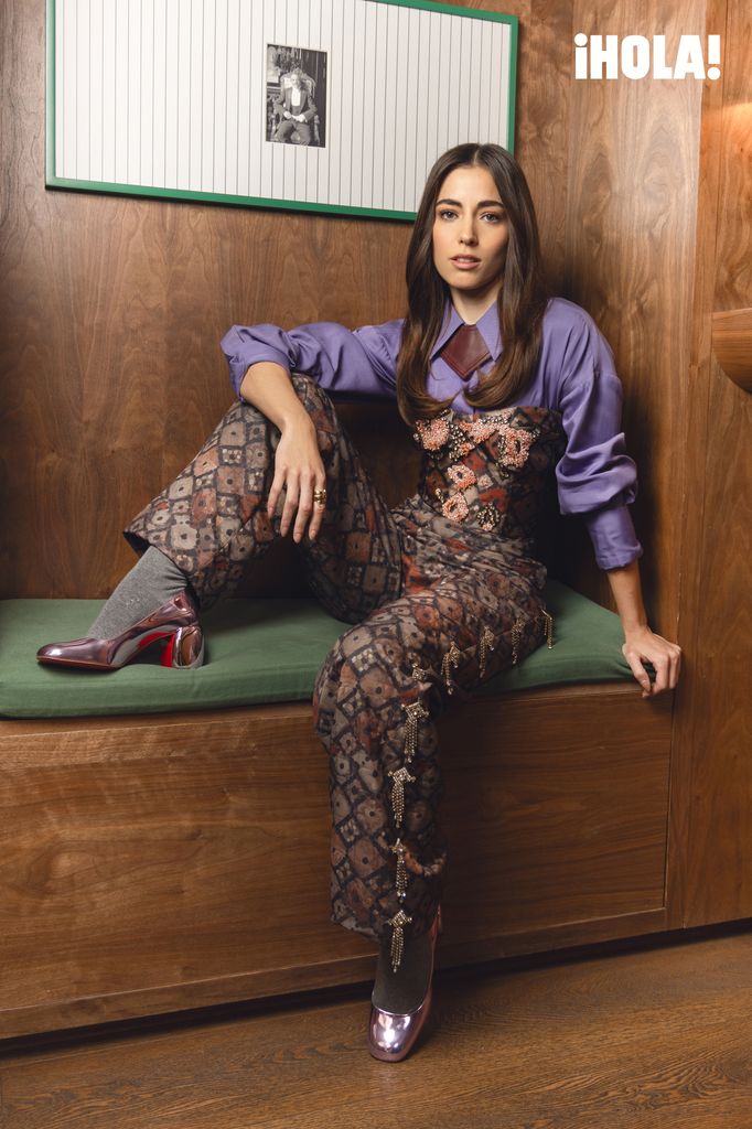 En esta imagen, nuestra protagonista luce un total look de la diseñadora Sandra Weil, que refleja una de las tendencias más fuertes del otoño: el layering. El look se completa con un anillo de Ferragamo y zapatillas Mary Jane de Louboutin.