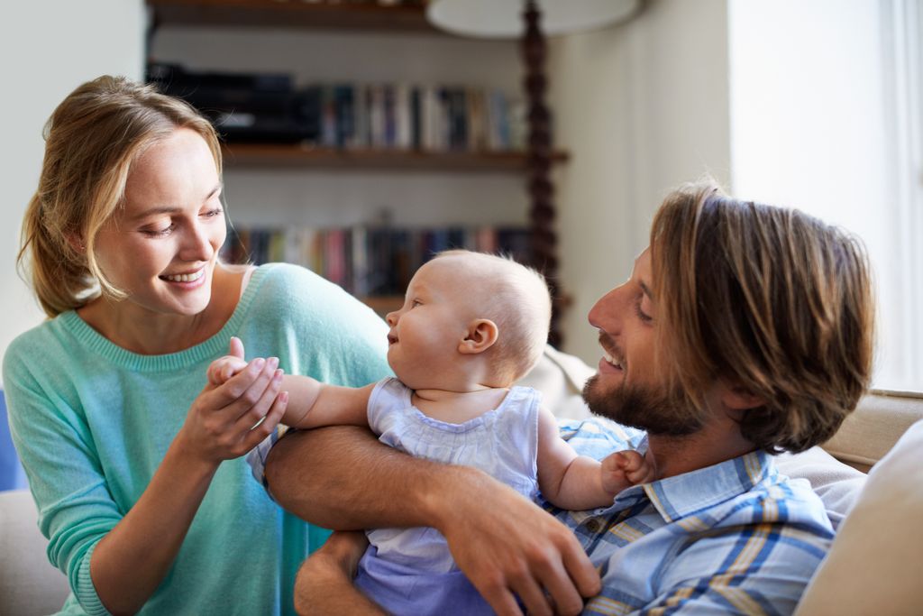 padres felices con su hijo en casa