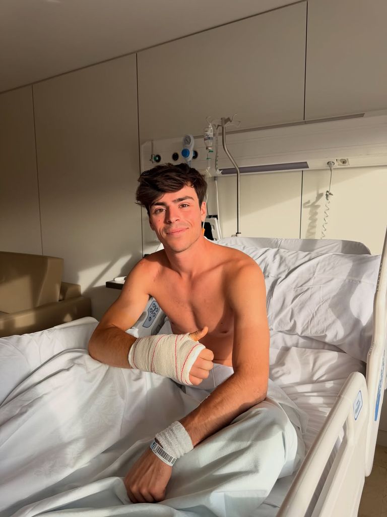 Alonso García muestra su mano operada