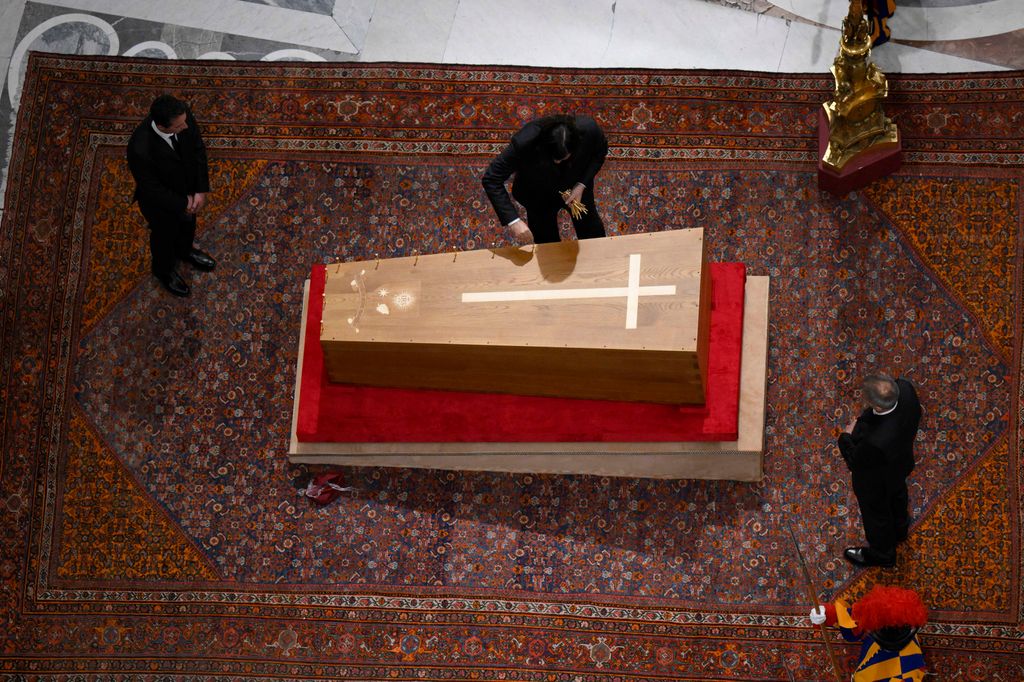 El féretro de Francisco mientras el cardenal Kevin Farrell preside en la Basílica de San Pedro el Rito de Sellado del féretro del fallecido Papa Francisco.