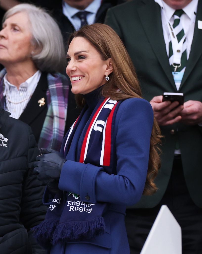 Kate Middleton, princesa de Gales, con abrigo azul.