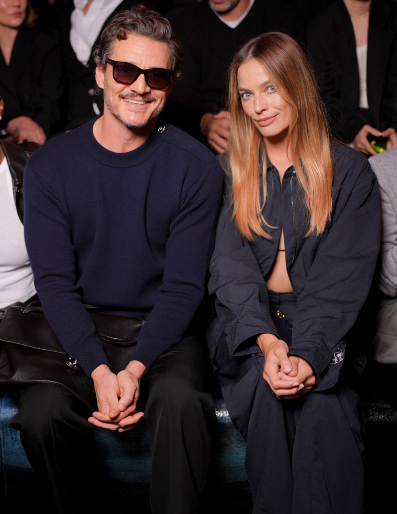Pedro Pascal y Margot Robbie en Chanel