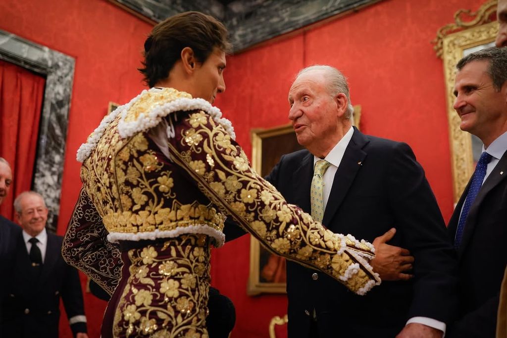 Don Juan Carlos conversa con Roca Rey