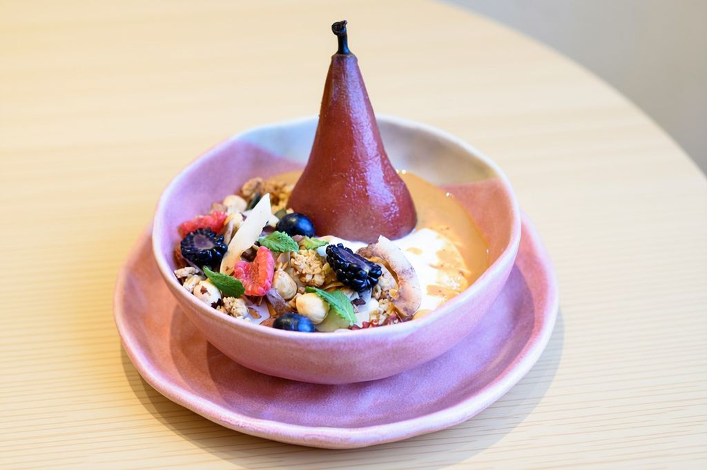 Bol de yogur con pera, fruta y granola