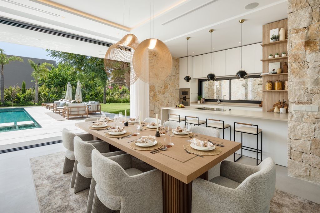 Comedor que se reúne con la cocina con península