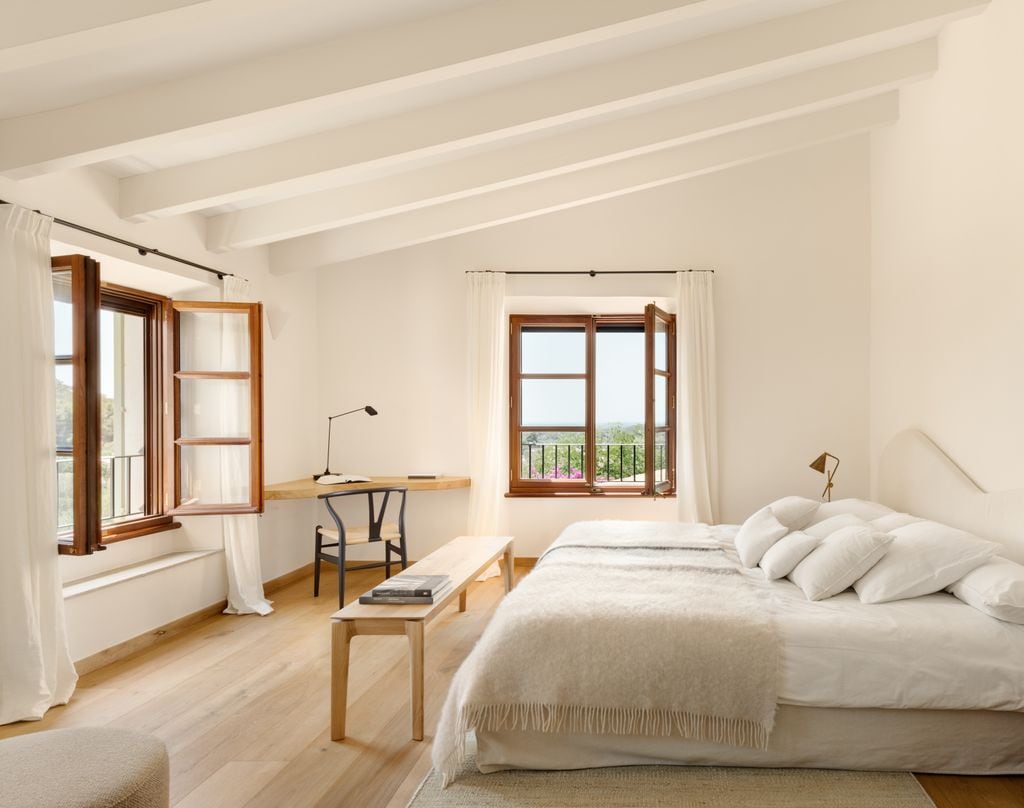 Dormitorio decorado en blanco con detalles en madera