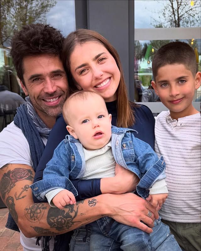 Michelle Renaud y Matías Novoa con sus hijos, Milo y Marcelo