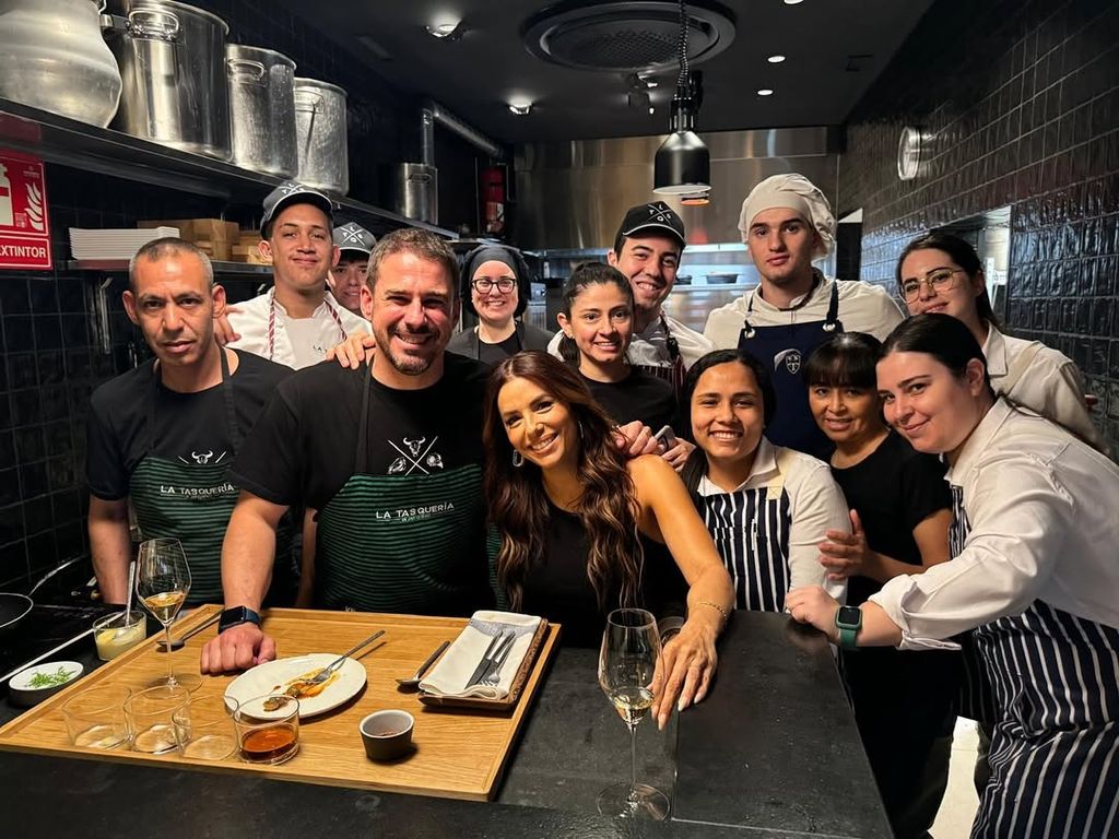 Eva Longoria y el chef Javi Estévez en La Tasquería