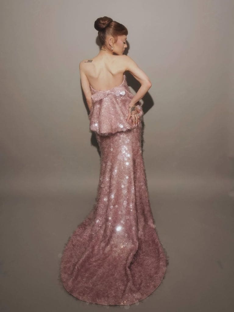 Ariana luce mágica y etérea en una silueta de Balenciaga.