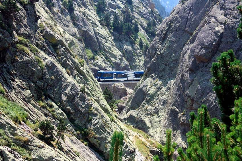 Tren cremallera que asciende al valle de Núria, Girona