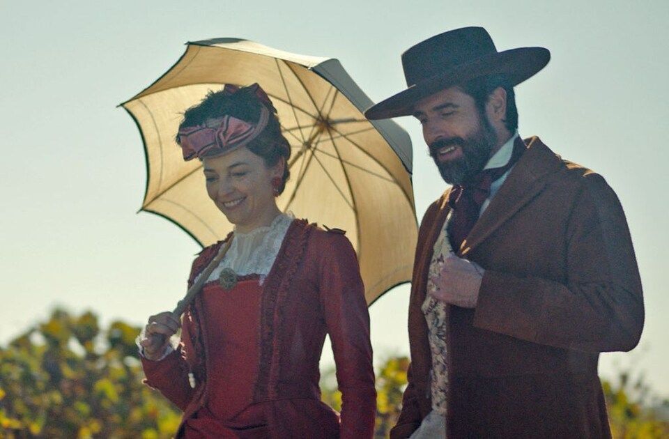 La historia sigue a Mauro Larrea y Soledad Montalvo, dos desconocidos cuyas vidas dan un vuelco cuando el destino cruza sus caminos entre México, Cuba, Londres y Jerez